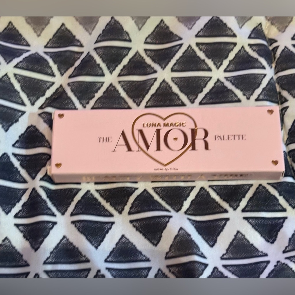 Luma Magic Amor Eyeshadow Palette - Pink